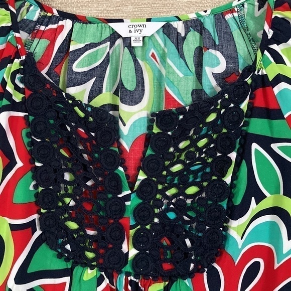 Crown & Ivy -Small - Tunic with Lace Inlay - Picture 4 of 8